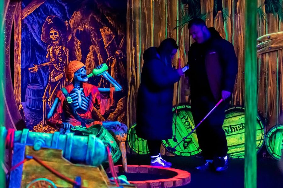 Aloha Amsterdam: 12-Hole Glow-in-the-Dark Mini-Golf - How the 12-hole glow-in-the-dark round really plays out