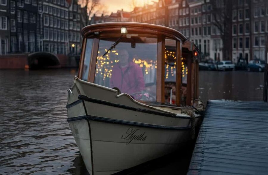 Amsterdam:1.5-Hour Canal Cruise local Guide, Drinks & Snacks - Rules That Keep It Friendly, Not Rowdy
