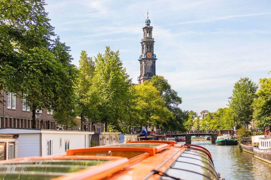 Amsterdam 1-Hour Canal Cruise and Ripley’s Believe it or Not - The 1-hour glass-topped canal cruise: what you actually see