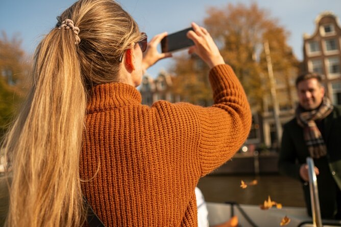 Amsterdam 1-Hour Canal Cruise With Live Guide - Comfort details that actually matter: open-air, blankets, umbrellas, and the onboard bar
