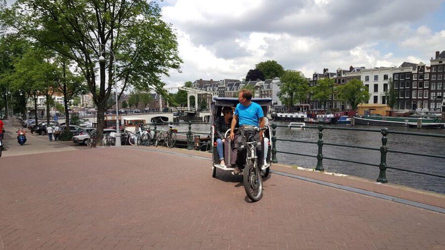 Amsterdam 1-Hour Rickshaw Tour - Stops for photos and shop-friendly flexibility