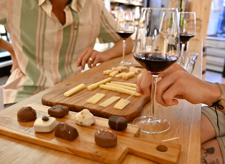Amsterdam: 10 Tastings Guided Food Tour by UNESCO Canals - Spui Square and the quick-guided orientation