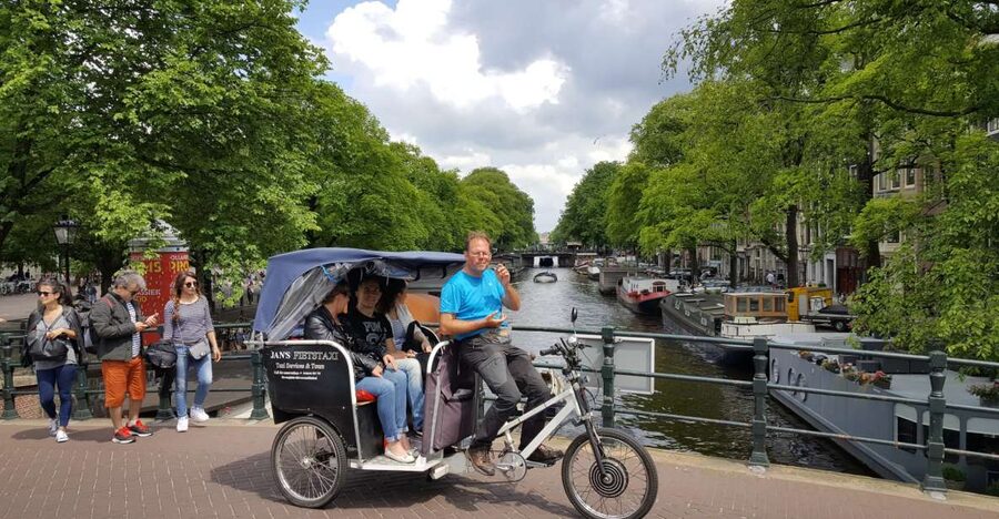 Amsterdam: 2-Hour Sightseeing Tour by Rickshaw - Key Things You’ll Notice