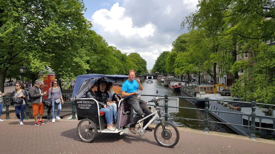 Amsterdam: 2-Hour Sightseeing Tour by Rickshaw - Comfort, Rain Cover, and Who This Tour Is Not For