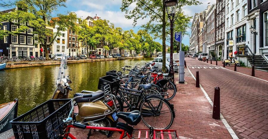 Amsterdam: 3-Hour Private Bike Tour of the City Center - Meeting at Oosterdokskade and getting the right city bike