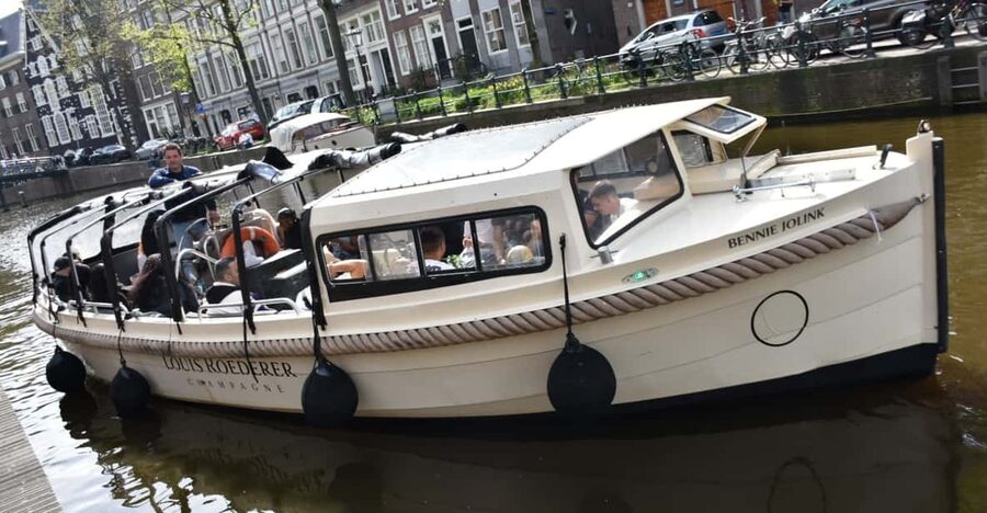 Amsterdam: 420 Smoke-Friendly Boat Tour - Heated, covered comfort for cold canal weather