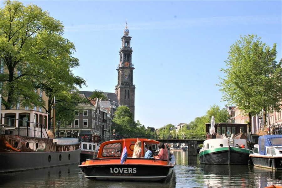 Amsterdam: Amsterdam Dungeon and Canal Cruise Entry Ticket - A One-Day Combo: Dungeon Theatre Meets Canal-Belt Calm