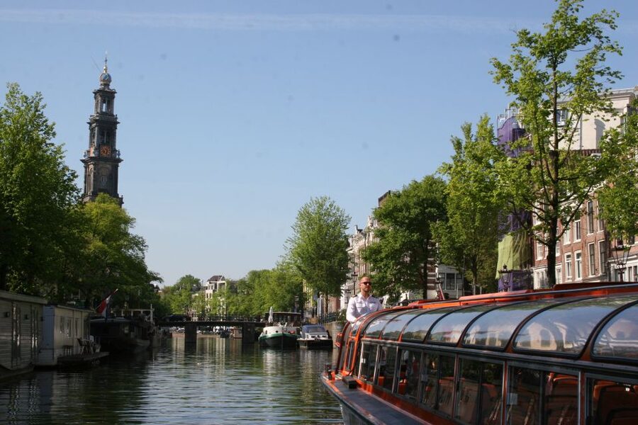 Amsterdam: Amsterdam Dungeon and Canal Cruise Entry Ticket - GPS Audio Guide in 19 Languages, Plus Free Wi-Fi on Board