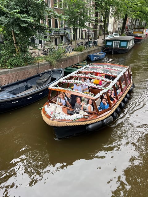 Amsterdam: Boat Tour with Optional Unlimited Drinks - Finding the meeting point on the canal (and avoiding the stress)