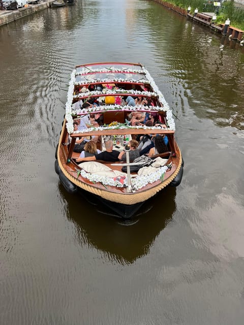 Amsterdam: Boat Tour with Optional Unlimited Drinks - Your guide and the onboard vibe: facts, humor, and a party-lite touch