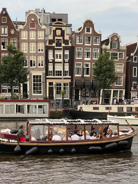 Amsterdam: Boat Tour with Optional Unlimited Drinks - Route walkthrough: from the Red Light District to Rembrandt-area canals