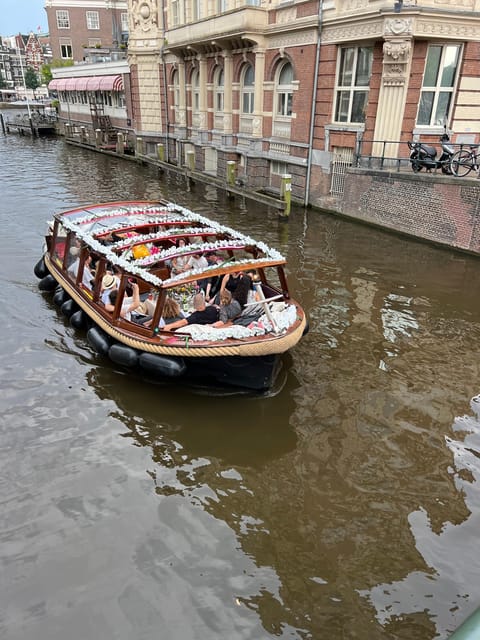 Amsterdam: Boat Tour with Optional Unlimited Drinks - Where to sit for the best views (and best chance to hear the guide)
