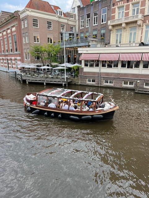 Amsterdam: Boat Tour with Optional Unlimited Drinks - Comfort and smoke: the big practical consideration