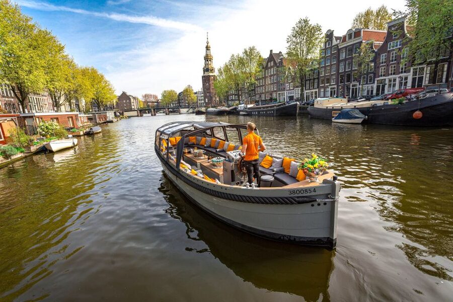 Amsterdam: Canal Belt Private Beer Boat Tour - Entering the Canal Belt vibe: what the 1.5 hours feels like