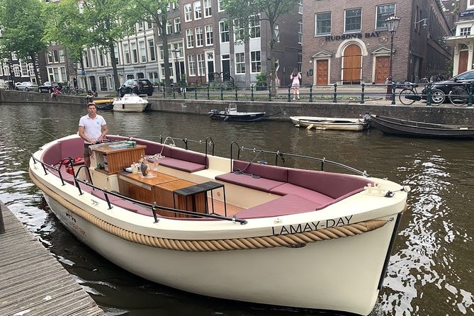 Amsterdam canal cruise in open boat – Guided tour - A skipper who tells stories, plus a few details you might actually catch