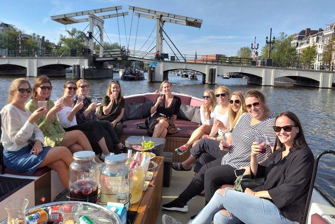 Amsterdam canal cruise in open boat – Guided tour - Amstel and the Red Light District area: what you will learn and how