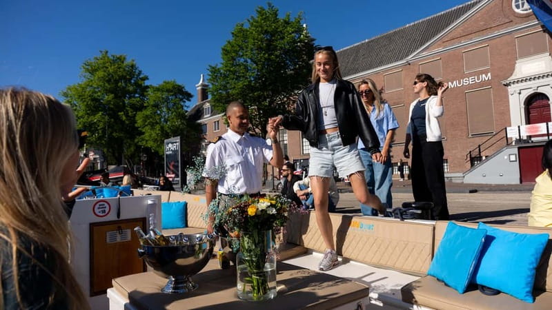 Amsterdam: Canal Cruise in Open Boat with Drink Option - A one-hour canal cruise on a quiet 100% electric open boat