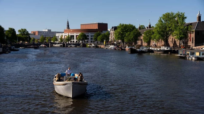Amsterdam: Canal Cruise in Open Boat with Drink Option - Live guiding that turns canal houses into real stories