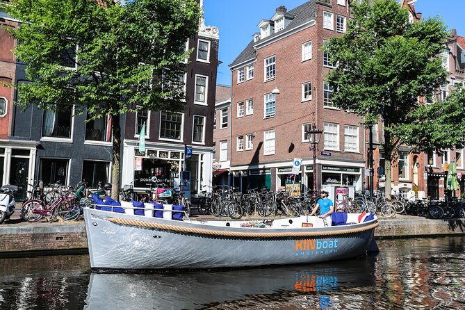 Amsterdam Canal Cruise in Open Boat with Unlimited Drinks Option - Guides and captains: what you can expect when the narration clicks