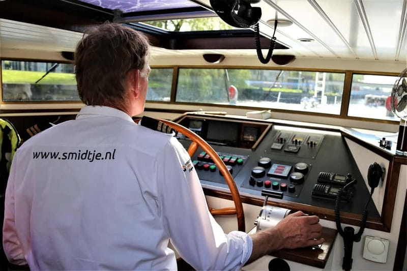 Amsterdam canal cruise with culinary burger or cheese & wine - The Skipper and Host: English Stories Plus Real Service