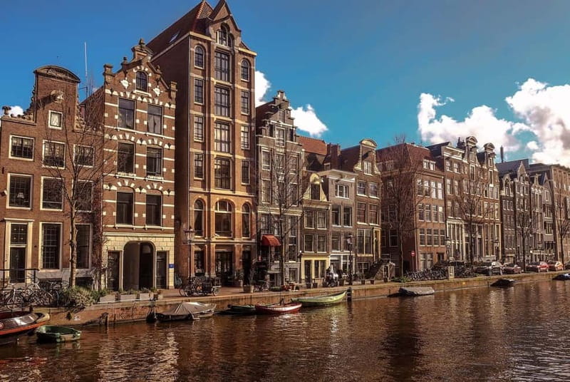 Amsterdam canal cruise with culinary burger or cheese & wine - Burger Dinner Cruise vs Cheese and Wine Cruise: Pick Your Kind of Meal