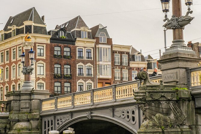 Amsterdam Canal Cruise with German Guide and unlimited drinks - Houseboats and canal calm: what you actually notice once you’re on the water