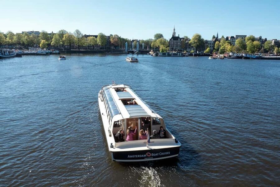 Amsterdam: Canal Cruise with Live Commentary & Audio Guide - Why this 75-minute electric cruise works in Amsterdam