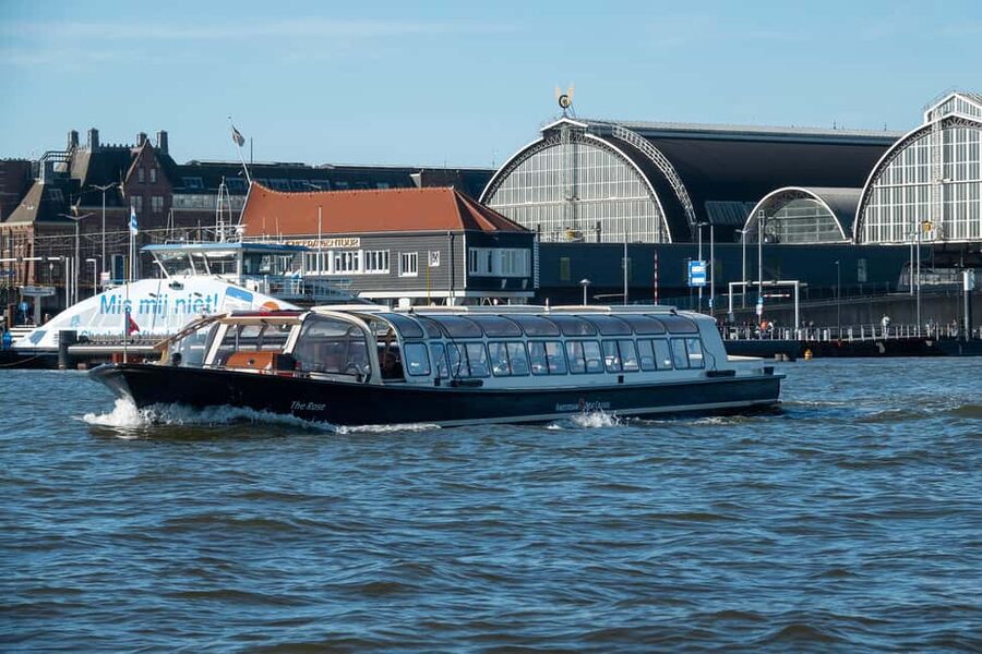 Amsterdam: Canal Cruise with Live Commentary & Audio Guide - Live captain commentary plus audio, and how that feels in real life