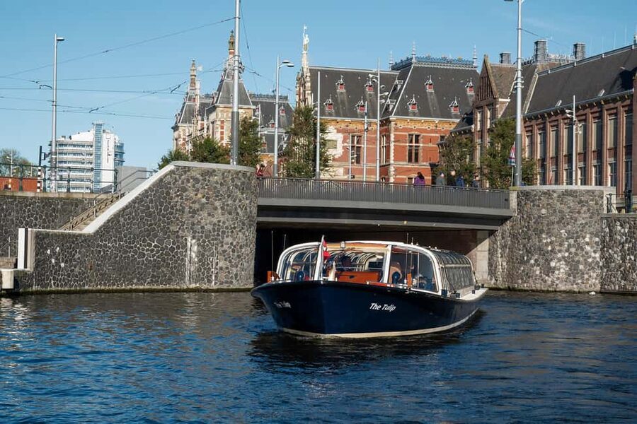 Amsterdam: Canal Cruise with Live Commentary & Audio Guide - The boat setup: covered comfort, open-air options
