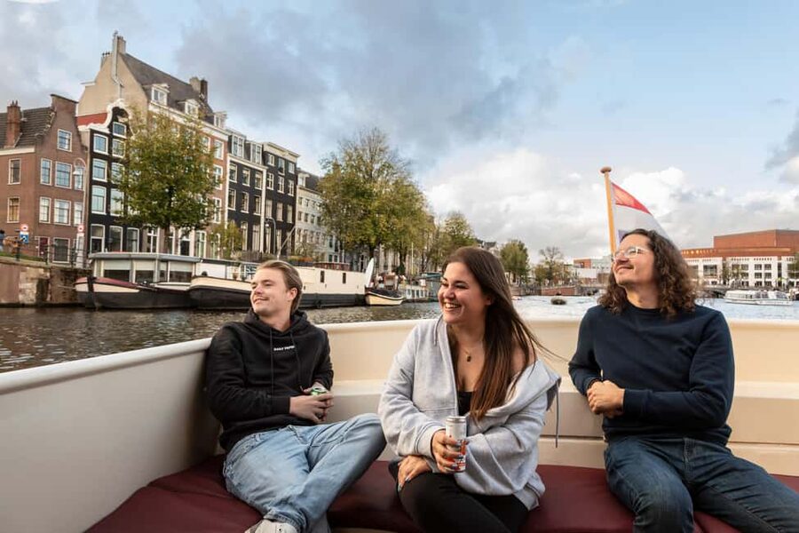 Amsterdam: Canal Cruise with Live Commentary & Audio Guide - Who should book this cruise, and who might skip it