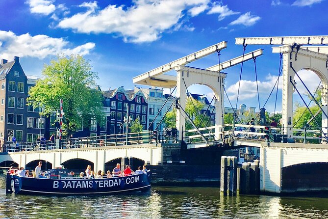 Amsterdam Canal Cruise with Open Bar - Central Station - Getting on at Amsterdam Central Station and the electric open-boat feel