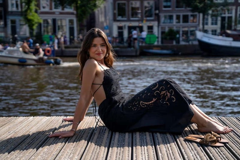 Amsterdam Canals Photoshoot: Private Solo, Family or Couples - Meeting at Damrak, then starting in the right spot