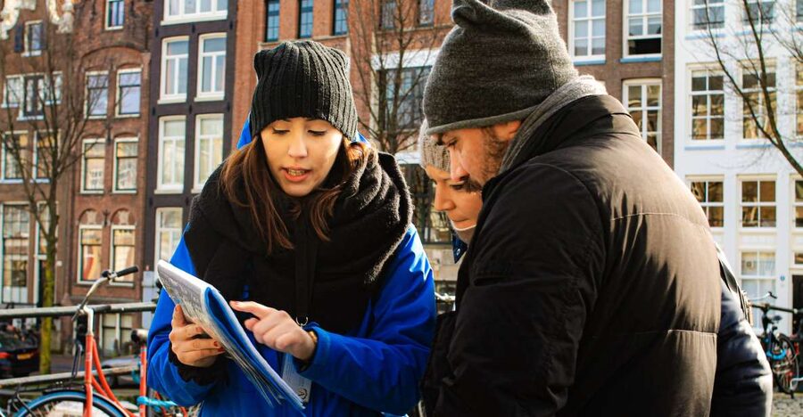 Amsterdam: City Center Walking Tour in italian - Starting at Euro Pub in Dam Square, and why the first 5 minutes matter