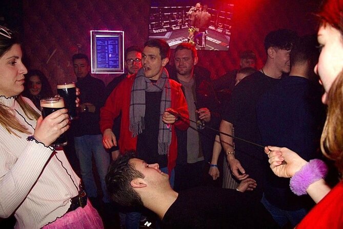 Amsterdam: City Centre Bar Crawl and Nightlife Experience - Hosts, games, and why group chemistry matters