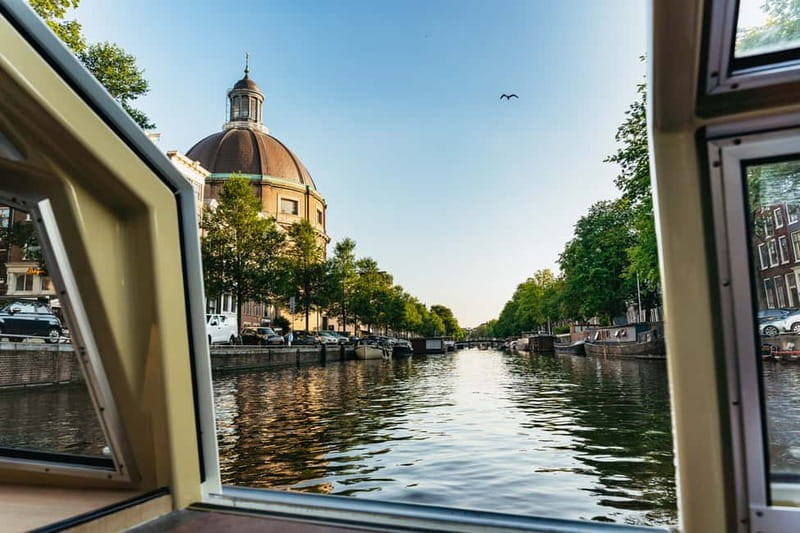 Amsterdam: City Centre Canal Cruise & Free Flower Cocktail - Wi-Fi, Toilet, and Rain-Proof Comfort for a Real Day Out