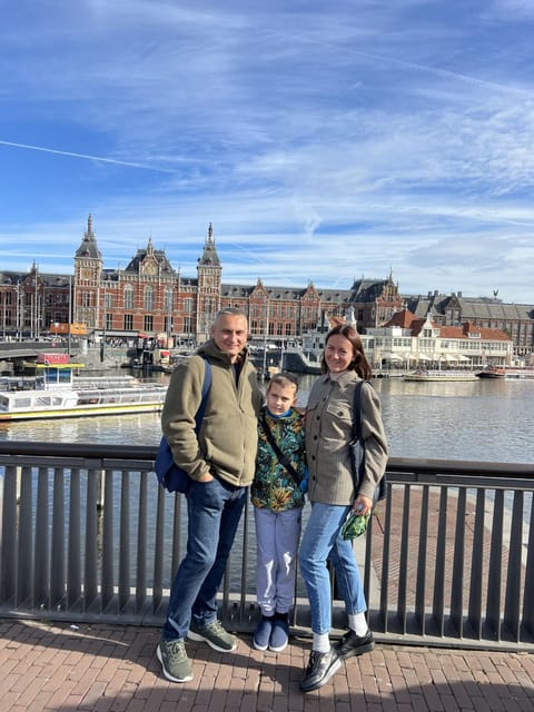 Amsterdam: City Highlights Walking Tour - Group size, languages, and the meeting point reality check