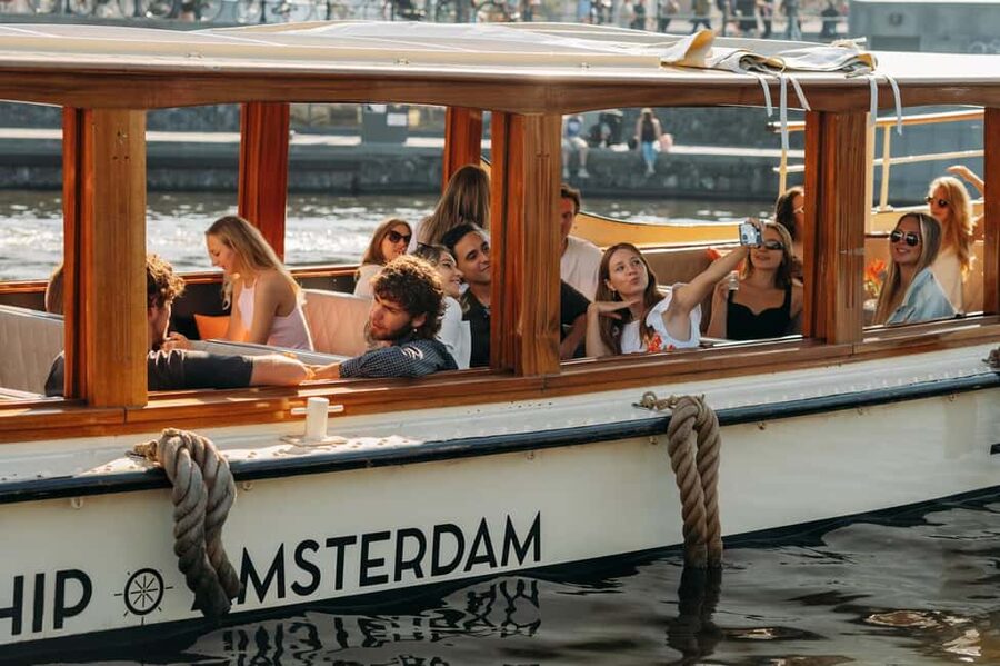 Amsterdam: Classic Boat Cruise with Optional Cheese & Wine - Who this Amsterdam canal cruise is best for