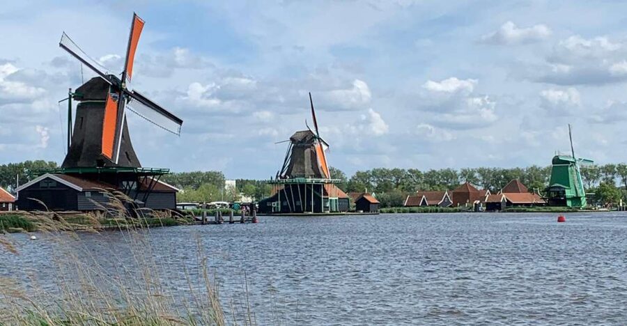 Amsterdam: Countryside Bike Tour and Zaanse Schans Windmills - Zaanse Schans windmills: active history, clogs, and Gouda