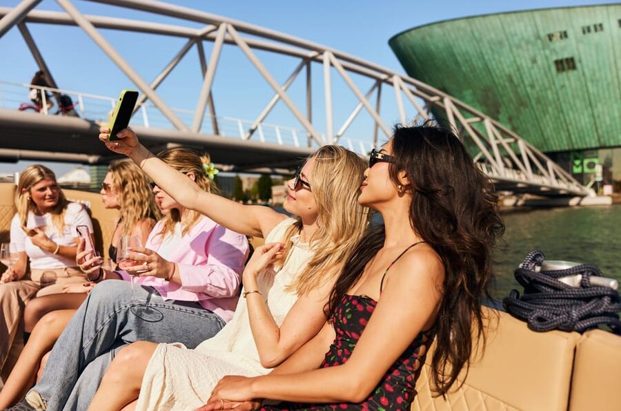 Amsterdam: Cozy Evening Canal Cruise With Open Bar Option - Why this 1-hour canal cruise hits the Amsterdam sweet spot