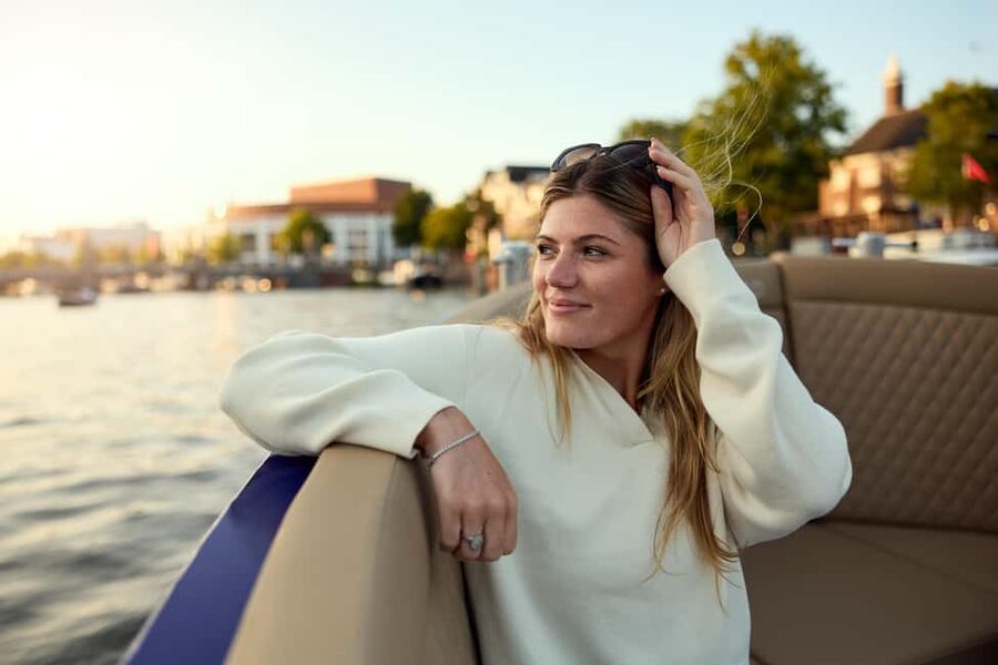 Amsterdam: Cozy Evening Canal Cruise With Open Bar Option - The route: Dam-area start to Prinsengracht, then back toward Rokin
