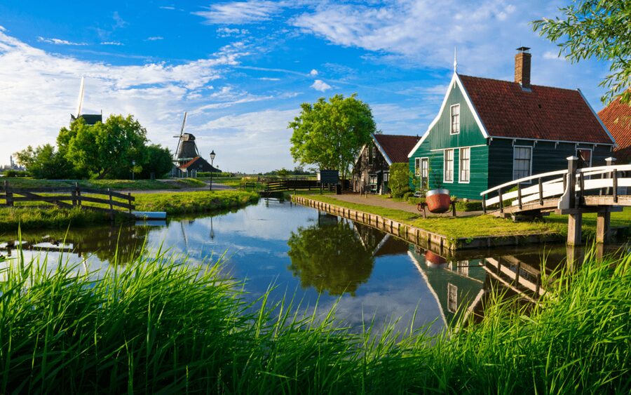 Amsterdam: Day Tour Keukenhof and Zaanse Schans Windmills - Getting Back to Amsterdam: Frequent Buses, Watch Seat Comfort