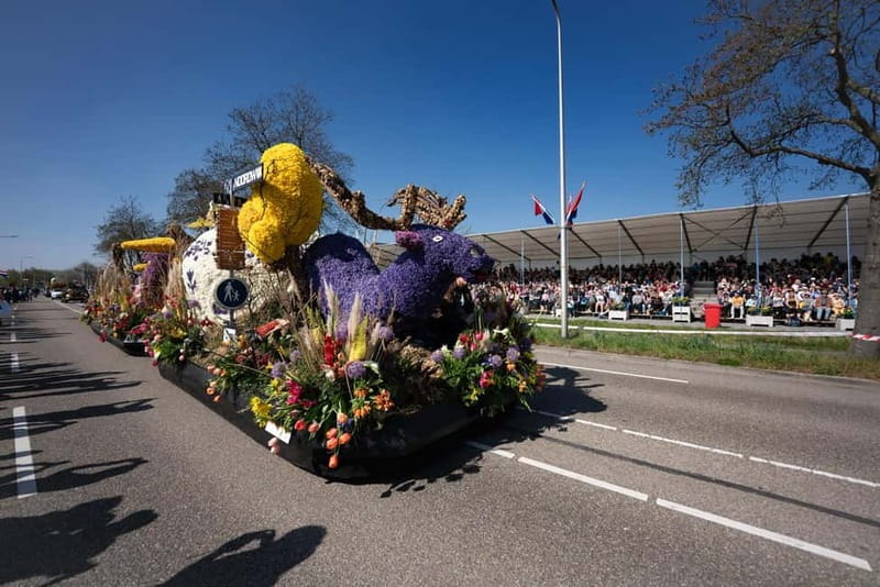 Amsterdam: Day Trip to Flower Parade & Keukenhof on April 18 - VIP Grandstand Seating: The real advantage at the Flower Parade