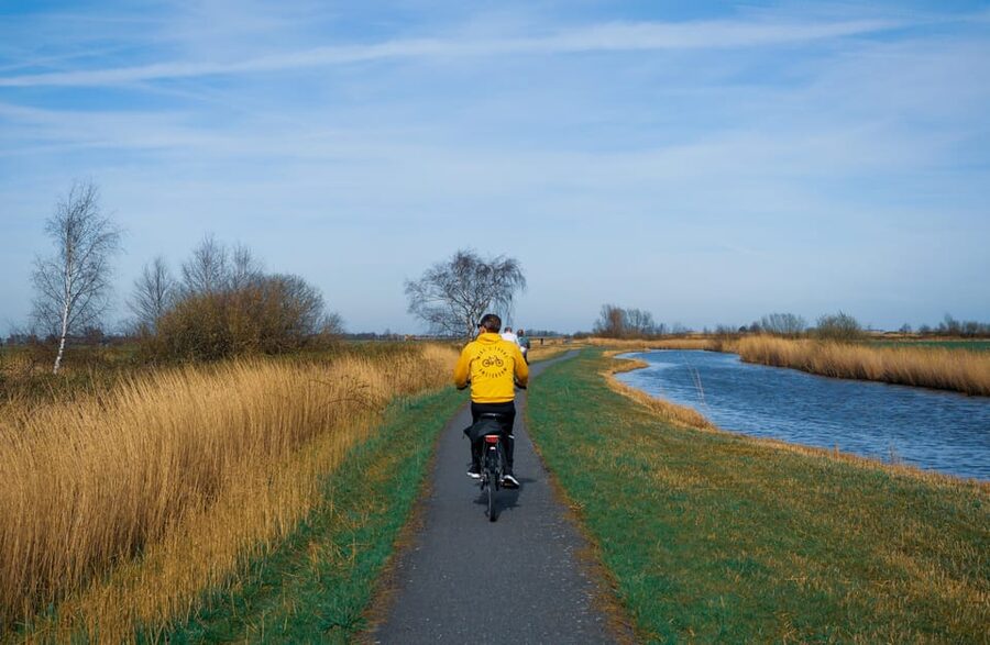 Amsterdam: Dutch Countryside E-Bike with Cheese & Clogs - Monnickendam and Waterland views: small harbors, more quiet