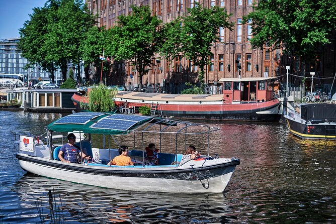 Amsterdam Essence in German: 90-minute waterway trip - Skipper Paap, Prinsengracht, and what the start really feels like
