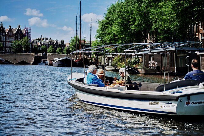Amsterdam Essence in German: 90-minute waterway trip - Cruising Amsterdam’s Canal Ring through the small waterways