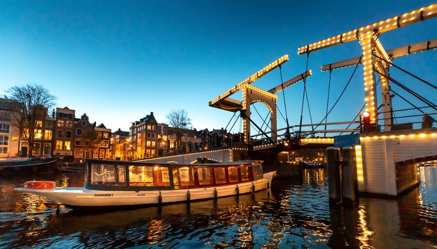 Amsterdam: Evening Canal Cruise with (Open) Bar on Board - Route highlights: Westerkerk, Herengracht, Prinsengracht, and the lit bridge corridor