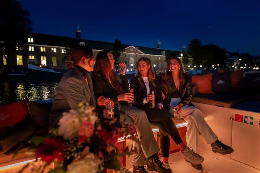 Amsterdam: Evening Canal Cruise with (Open) Bar on Board - Price and value: how $18 per person makes sense for an hour
