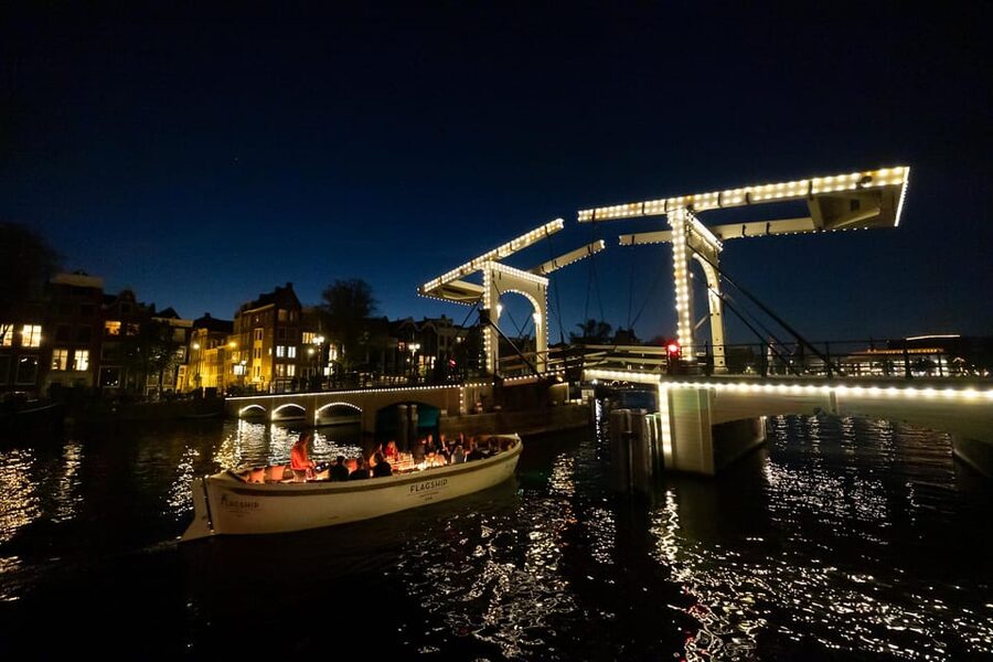 Amsterdam: Evening Canal Cruise with (Open) Bar on Board - Who this Amsterdam cruise suits best