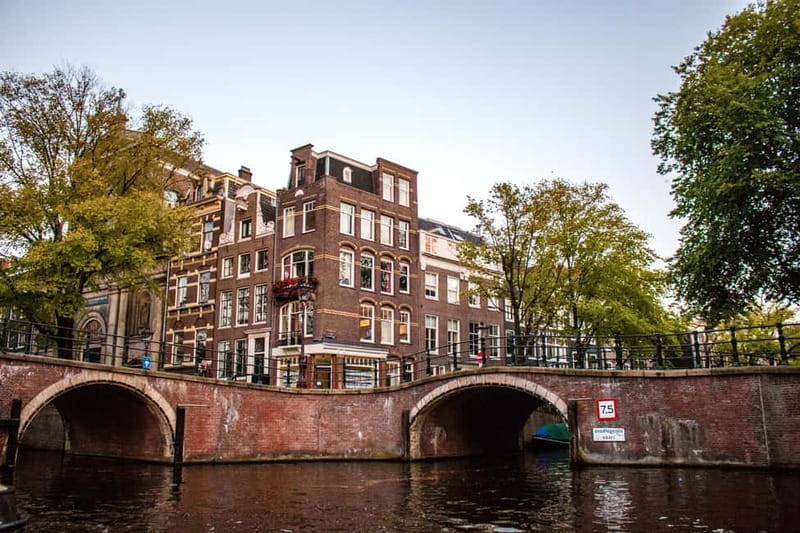Amsterdam: Evening Pizza Cruise Along the Canals - Captain and host stories, and what you should expect from the narration