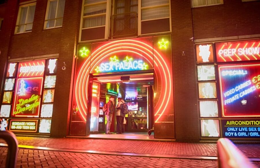 Amsterdam: Exclusive Red Light District Tour and Drink - Key things to know before you go